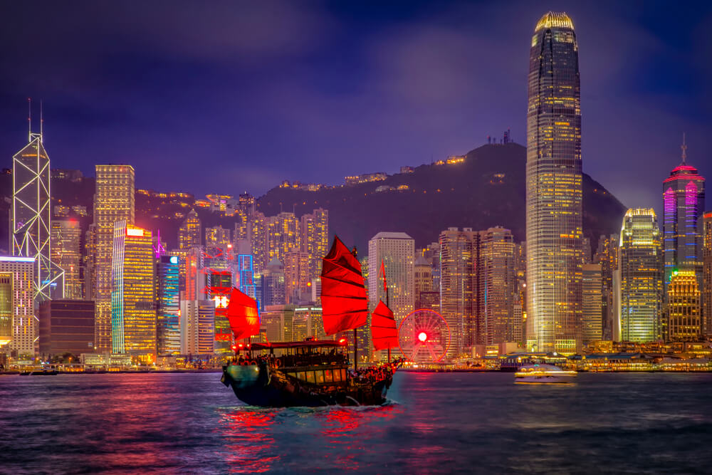 Victoria,Harbor,Hong,Kong,Night,View,With,Tourist,Sailboat,At 香港